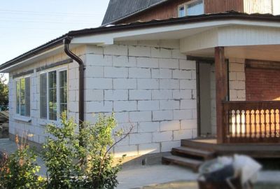 Из пено- или газоблоков или кирпича